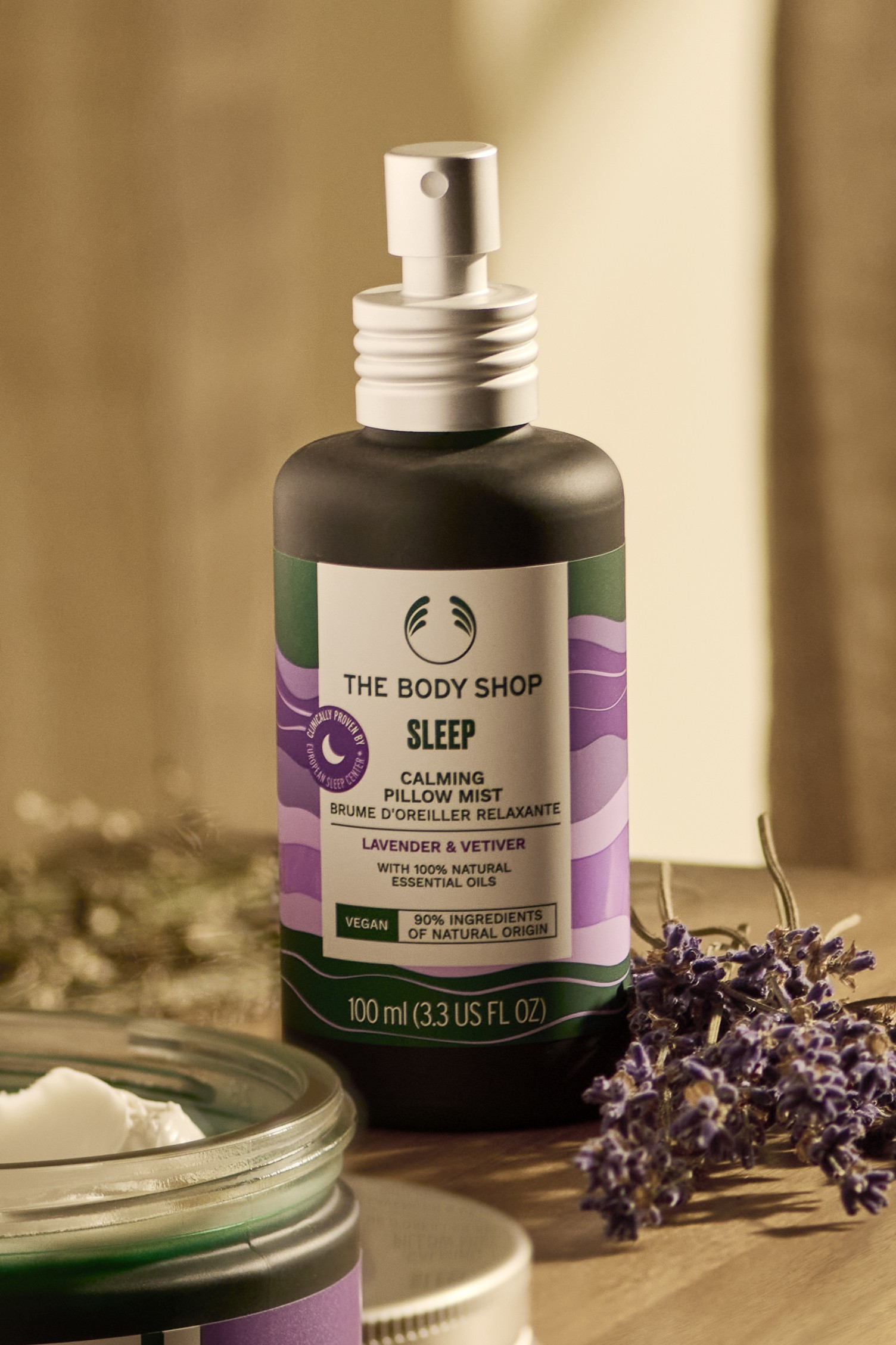 Dormir mejor puede empezar con un solo spray 😴 Haz de tu noche un momento de calma con Spray de Almohada Sleep