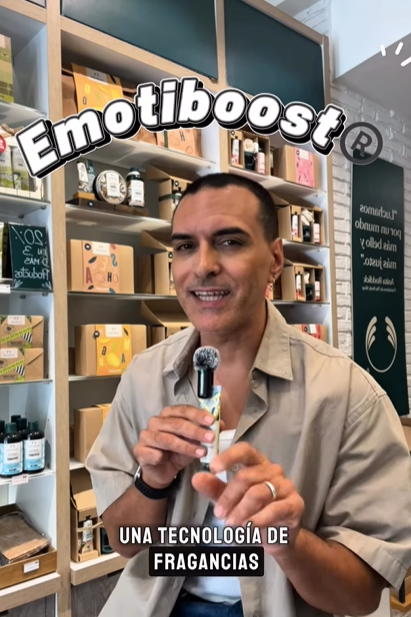 Sweet On You no es solo una bruma… es ciencia y emoción en cada spray. Con Emotiboost™️, su tecnología única eleva tus sentidos y despierta la alegría con notas deliciosas de palomitas, algodón de azúcar, osmantus… y mucho más