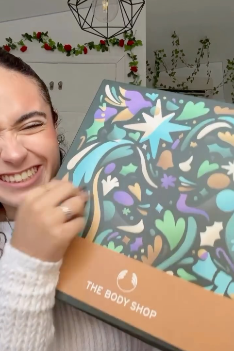 Navidad resuelta con sorpresa diaria 🎄 Calendario de Adviento The Body Shop. Consíguelo en tienda o en la web