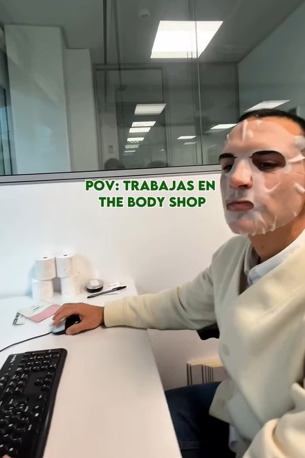 En The Body Shop sabemos que cuidarte también cuenta como trabajo bien hecho🌿💚 Consíguelo como quieras: en tienda o desde la comodidad de tu casa en la web 🛍️