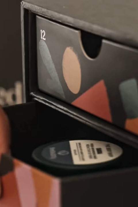 El Calendario de Adviento Ultimate convierte diciembre en tu mes favorito. 24 sorpresas de cuidado, aromas increíbles y un momento solo para ti cada día. ¿Te atreves a empezar la cuenta atrás más emocionante del año?