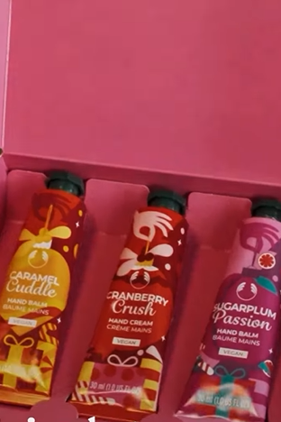 Así se siente la Navidad: alegre, luminosa y llena de detalles ✨ En un solo pack, piel suave, brillo, buen olor… y el regalo perfecto asegurado. ¿A quién le vas a alegrar las fiestas con este detalle?