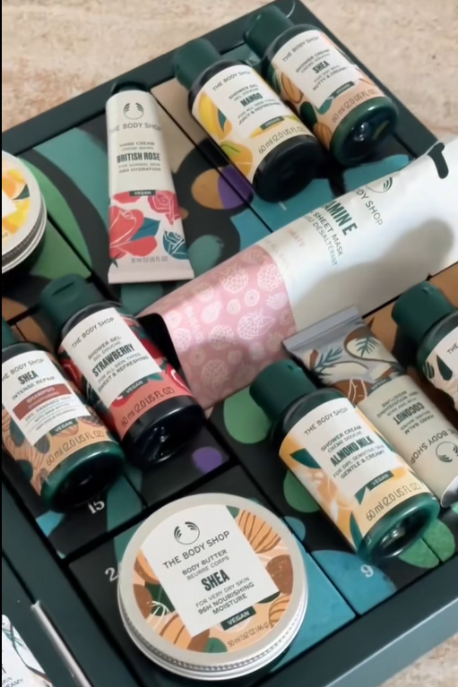 Cada día, un mimo 💚 Calendario de Adviento The Body Shop con sorpresas pensadas para ti. Llévatelo antes de que se agote.