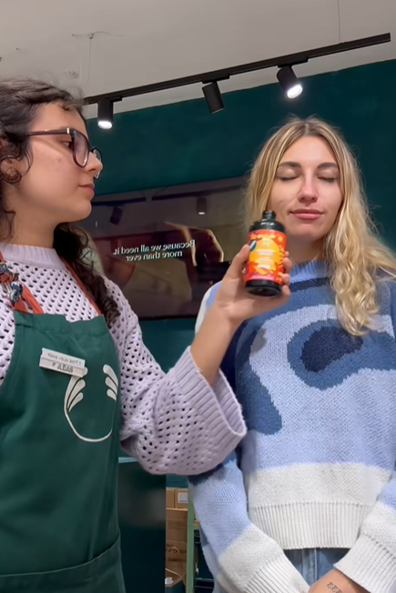 Cuando te dicen “¡disfruta tu línea navideña!” y respondes “¡tú también!” 🎄👀 Así empieza la complicidad: probando Caramel Cuddle en la mesa de testers, oliendo, riendo… y chocando palmas. Tú también puedes disfrutar de la nueva línea de Navidad, en la cesta naranja de TikTok Shop