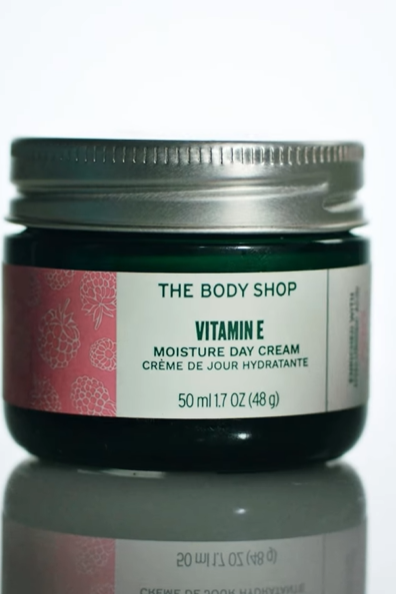 Cuando tu piel se siente tirante y con ese “me falta algo” 😩💧… La línea de Vitamina E llega para salvar el día. Con ácido hialurónico, hidrata a lo grande y deja tu rostro suave sin sensación pesada. Pruébala y siente la diferencia desde la primera aplicación💛