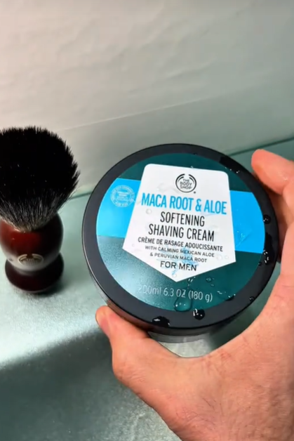 Una idea de regalo para el Día del Padre que sí va a usar 💚 Una crema de afeitar para un afeitado fácil, cómodo y sin complicaciones. Ayuda a dejar la piel suave, lisa e hidratada después del afeitado 🫧🧴