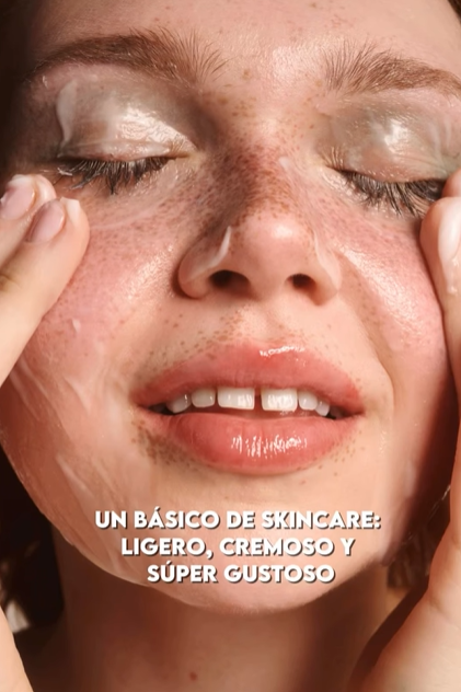 Desmaquillante de camomila que derrite el maquillaje y deja la piel limpia suave e hidratada. ¿Ya lo probaste? 👀💛