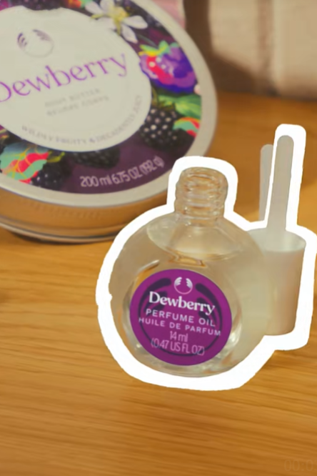 Ya llegó Dewberry Perfume Oil 💜 Un clásico retro reinventado: jugosas notas de mora silvestre, flores suaves y un fondo cálido irresistible. Práctico y perfecto para llevar contigo a todas partes 💫