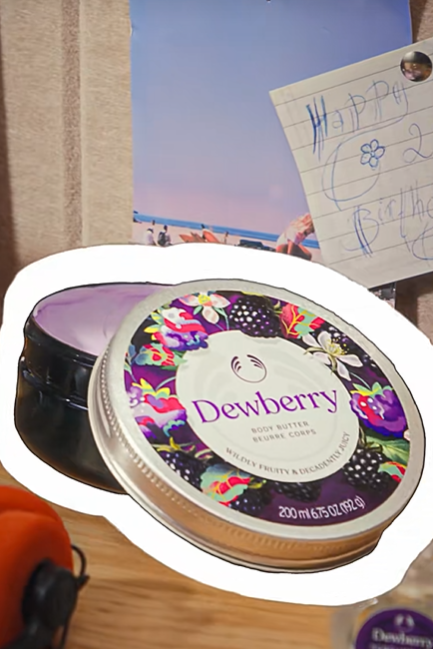 Un clásico que vuelve para obsesionarte otra vez 💜 Dewberry Body Butter regresa con su textura cremosa, su aroma inolvidable a moras silvestres y toda la hidratación que tu piel necesita.
