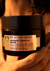 Spa of the World™ Crema Corporal de Camelia Japonesa 300 ml